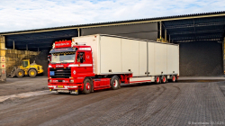 20251019-Tom-Holding-00593